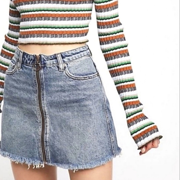 Free People We the Free Zip It Up Denim Distressed Mini Skirt in Med Wash Sz 25 - Picture 2 of 9